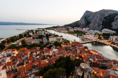 omis akşam Hırvatistan'ın ışıklı kasabası üzerinde havadan görünümü