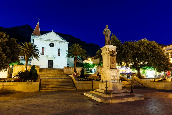 Catedral de São Marcos em Makarska à noite, Croácia — Fotografia de Stock