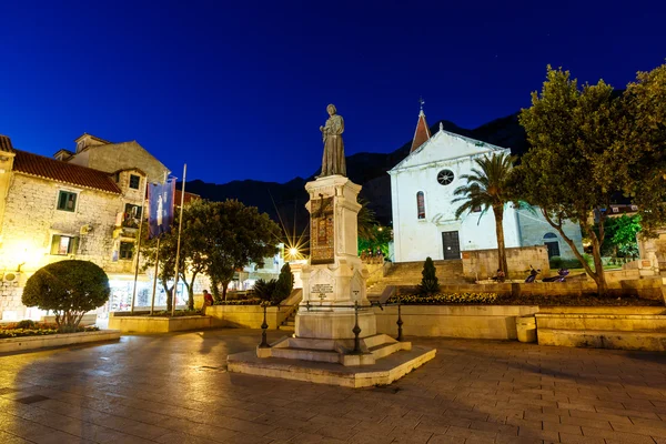 Szent Márk székesegyház Makarska éjjel, Horvátország — Stock Fotó