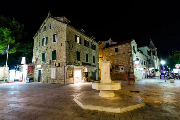Makarska, Kroatien - 28. Juni: Nacht Straße und Brunnen in Makars — Stockfoto