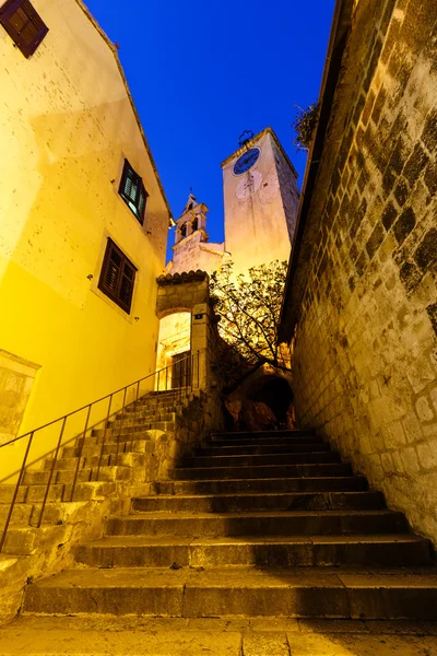 Escalier menant à la vieille église de la ville d'Omis, Croatie — Photo