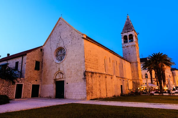 Iglesia iluminada de Santo Domingo en Trogir por la noche, Croacia —  Fotos de Stock