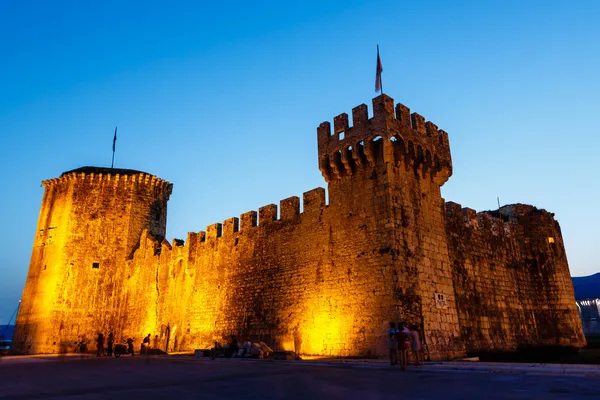 夜に照らされたトロギールのカメルレンゴの中世の城 — ストック写真