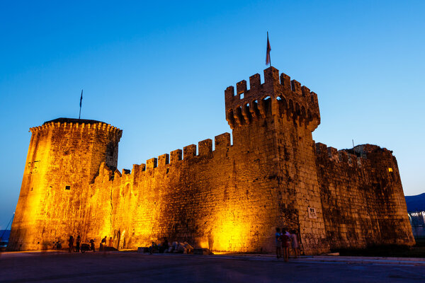 Средневековый замок Камерленго в Трогире освещенный ночью
