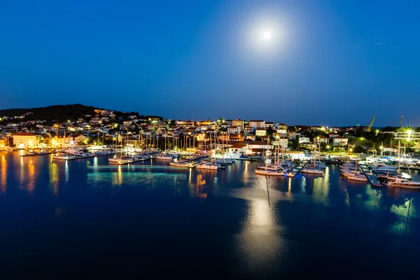 Vista aerea sulla costa illuminata dell'isola Ciovo di notte, C — Foto Stock