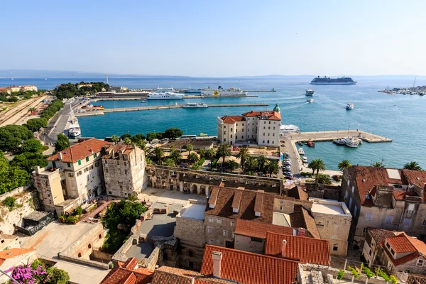 Split, Kroatië - 2 juli: luchtfoto op Diocletianus paleis en ci — Stockfoto