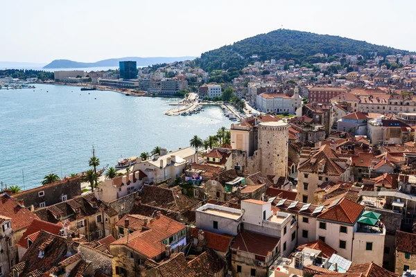 Vista aérea de la colina de Marjan y la ciudad vieja de Split, Croacia — Foto de Stock