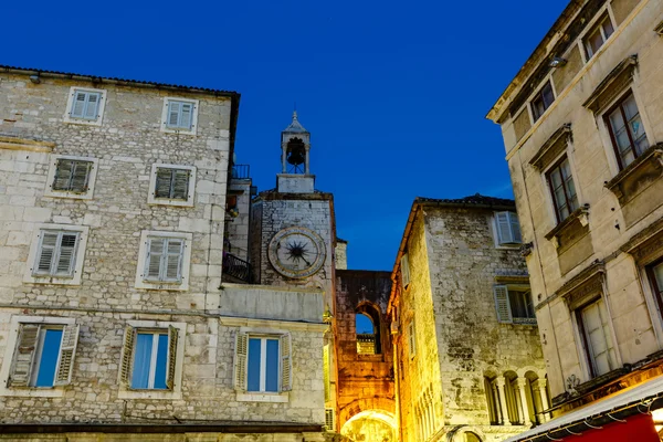 Wieża zegarowa i żelazną bramą w Splicie w nocy, Chorwacja — Zdjęcie stockowe