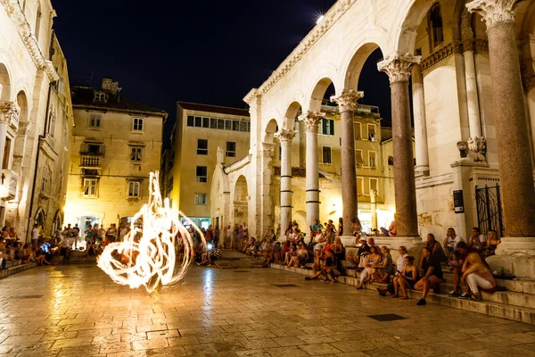 Split, Horvátország - július 2: tűz show oszlopcsarnok Diocletianus PA — Stock Fotó