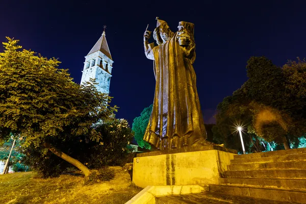 Γρηγόριος nin άγαλμα και καμπάνα πύργος στο Σπλιτ, τη νύχτα, Κροατία — Φωτογραφία Αρχείου
