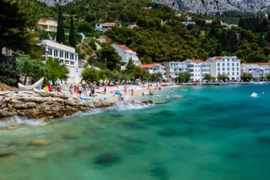 güzel bir plaj ve şeffaf turkuaz Adriyatik Denizi yakınlarında bölünebilir