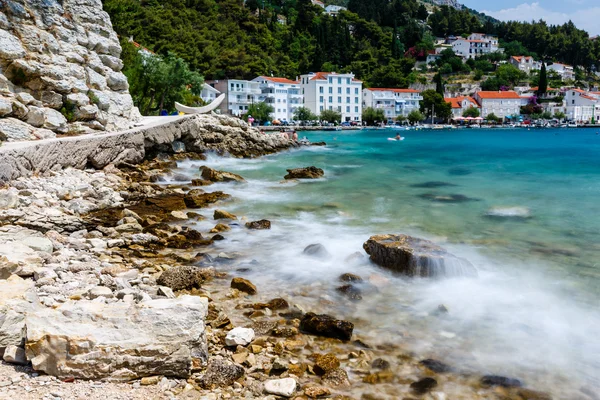 Vackra steniga stranden och Adriatiska havet surf nära split, Kroatien — Stockfoto