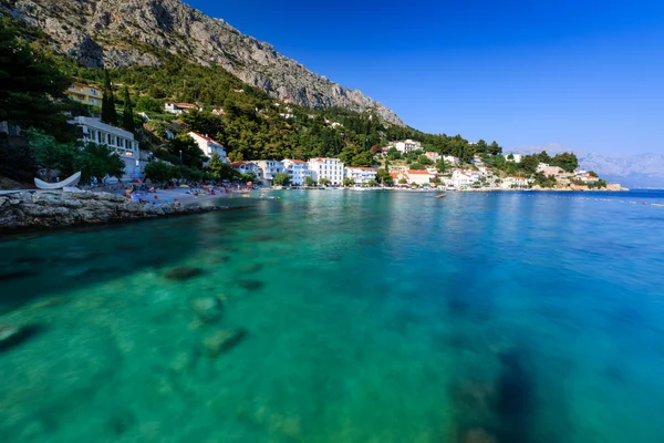 Hermosa playa y mar Adriático turquesa transparente cerca de Spli — Foto de Stock