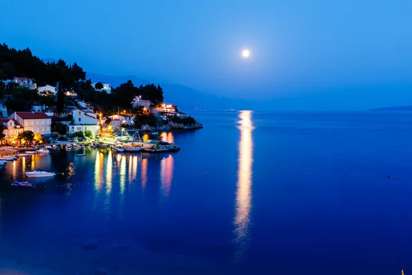 Békés horvát falu és az Adriai-tenger öböl megvilágította a Hold, — Stock Fotó