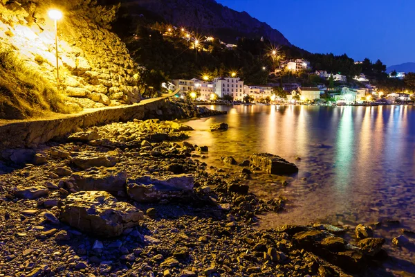 Playa rocosa iluminada y mar Mediterráneo transparente en el —  Fotos de Stock