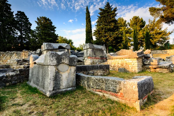 Ruinas de la iglesia en la antigua ciudad de Salona cerca de Split, Croacia — Foto de Stock