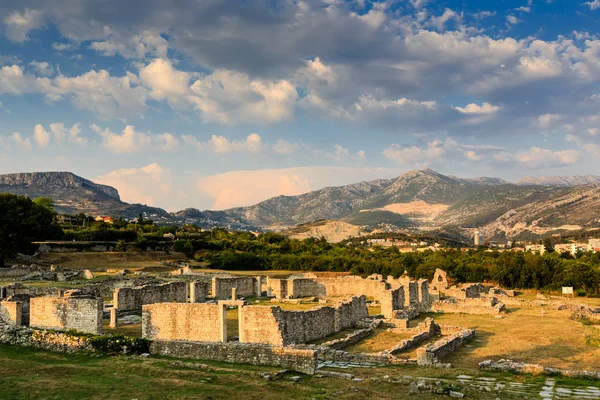 Ruïnes van de oude stad van salona en de verre bergen in de buurt van split — Stockfoto