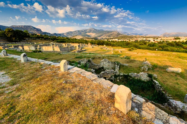 Ruïnes van de oude stad van salona en de verre bergen in de buurt van split — Stockfoto