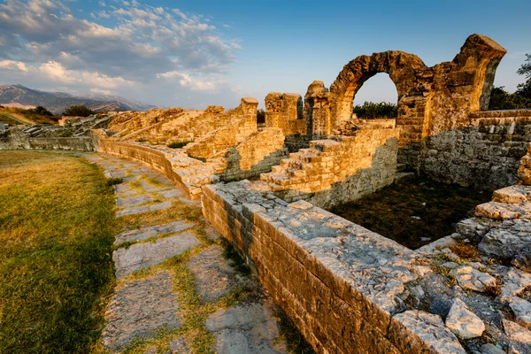 Romerska ampitheater ruinerna i den antika staden salona nära split — Stockfoto
