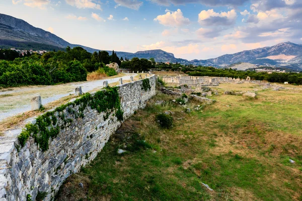 Ruinerna av antika staden salona och avlägsna berg nära split — Stockfoto