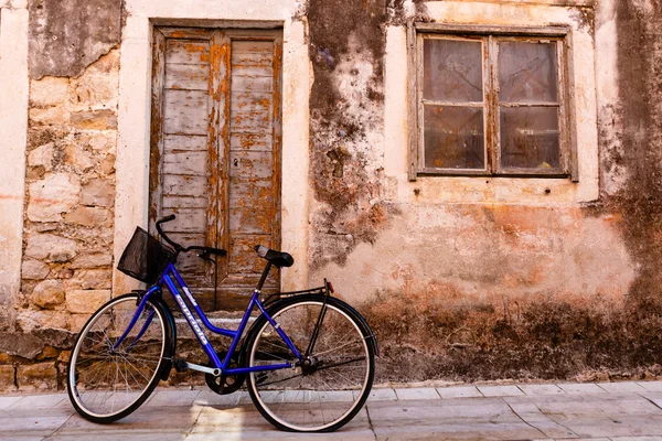 Blauwe fiets op de huisdeur in de stad van skradin in Kroatië — Stockfoto