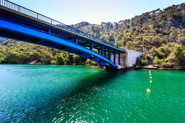 Nationalparken krka och blå bro över floden nära staden av s — Stockfoto