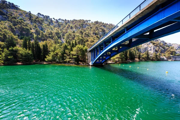 Nationaal park krka en blauwe brug over de rivier in de buurt van de stad van s — Stockfoto