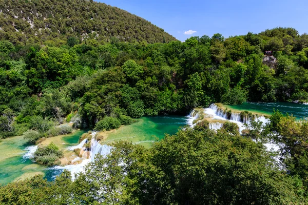 Nationalparken krka och kaskad av vattenfall på floden krka, croa — Stockfoto