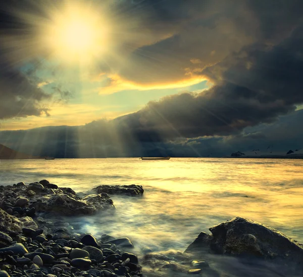 Море, човен і сонце — стокове фото