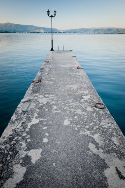 bir iskelede Ohri Gölü