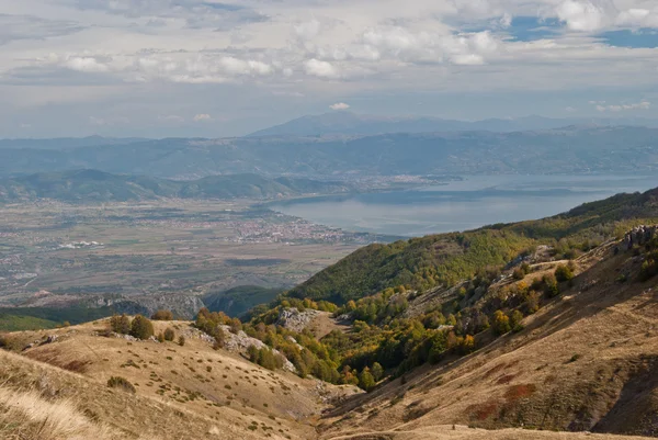 Ohridské jezero, který je viditelný z hor — Stock fotografie