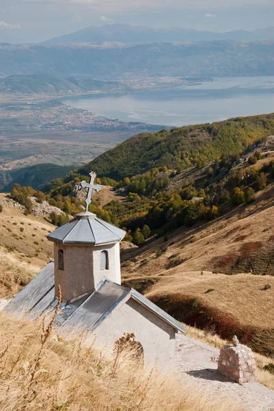 Dağlardaki küçük bir kilise — Stok fotoğraf