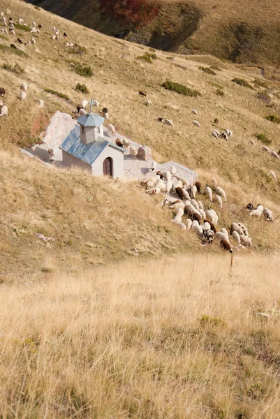 Una pequeña iglesia en las montañas — Foto de Stock