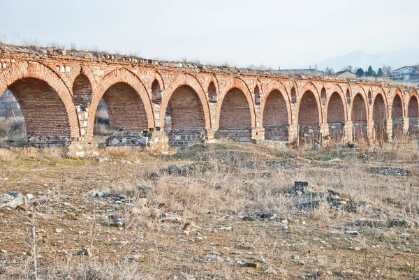 Un acquedotto a Skopje — Foto Stock