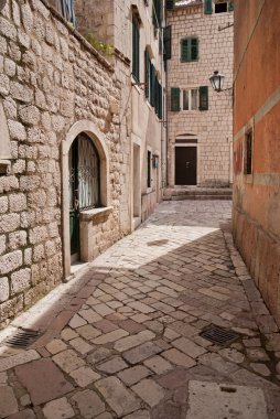 kotor küçük bir sokakta