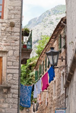 kotor küçük bir sokakta