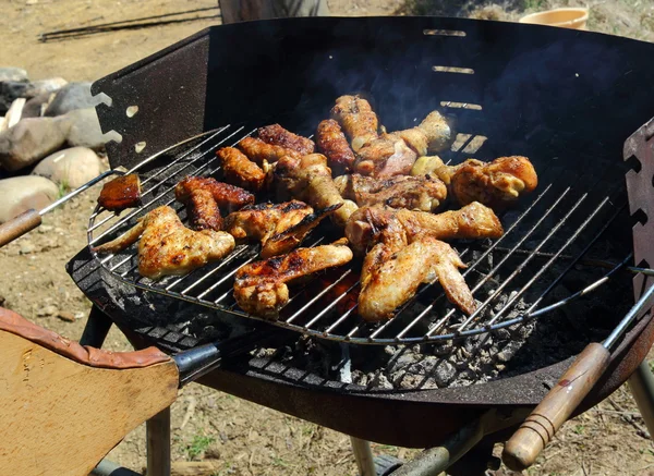 Kip op de barbecue — Stockfoto