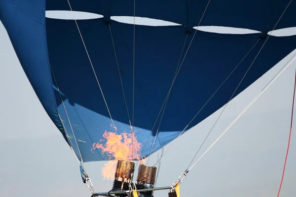Воздушный шар готов к взлету — стоковое фото