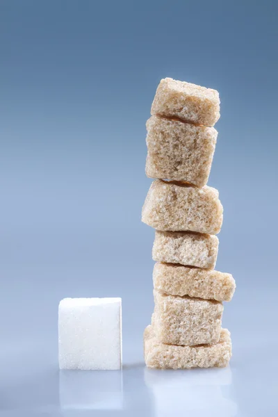 Brown and white sugar cubes. — Stock Photo, Image