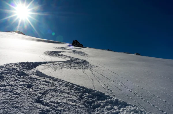 Pista de esquí por la colina — Foto de Stock