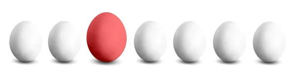 Červené vejce v řadě bílých vajec — Stock fotografie