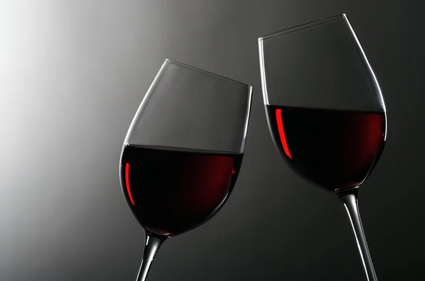 Twee wijnglazen met redwine — Stockfoto