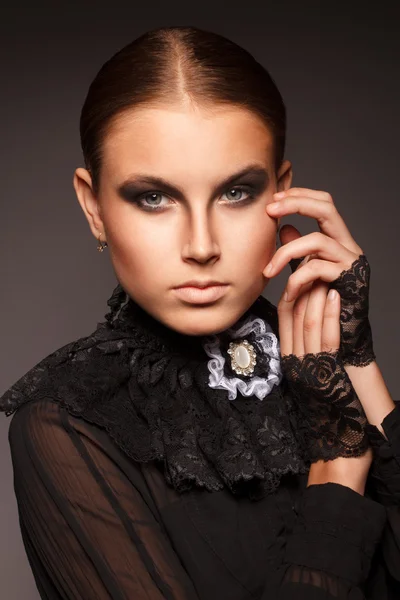 Retrato de una hermosa modelo femenina sobre fondo negro — Foto de Stock