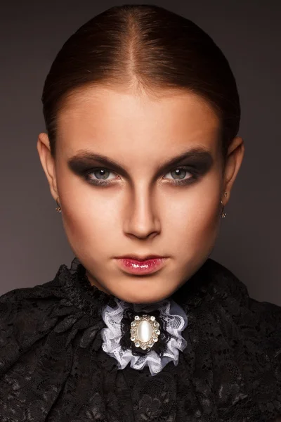 Ritratto di una bella modella femminile su sfondo nero — Foto Stock