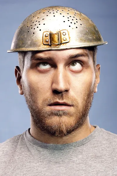 Porträtt av en man med ett durkslag på huvudet — Stockfoto