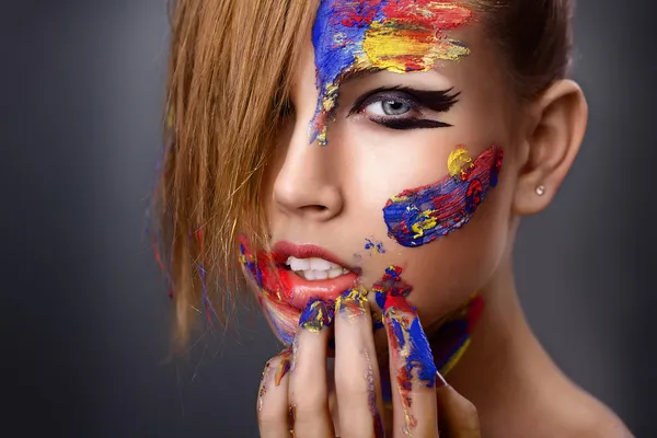 Szép, fiatal lány, a festék az arcát — Stock Fotó