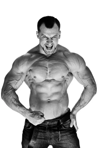 Muscular fisiculturista masculino no fundo branco — Fotografia de Stock