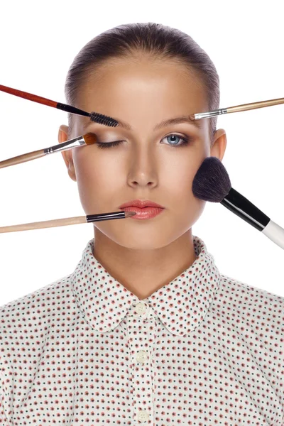 Vacker kvinna med penslar för make-up — Stockfoto
