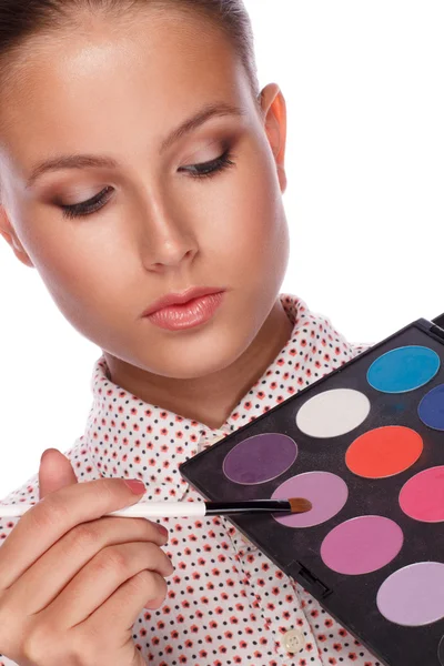 Makeup artist applying blusher — Stock Photo, Image