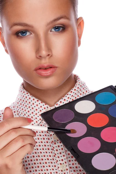 Maquillaje artista aplicando colorete — Foto de Stock